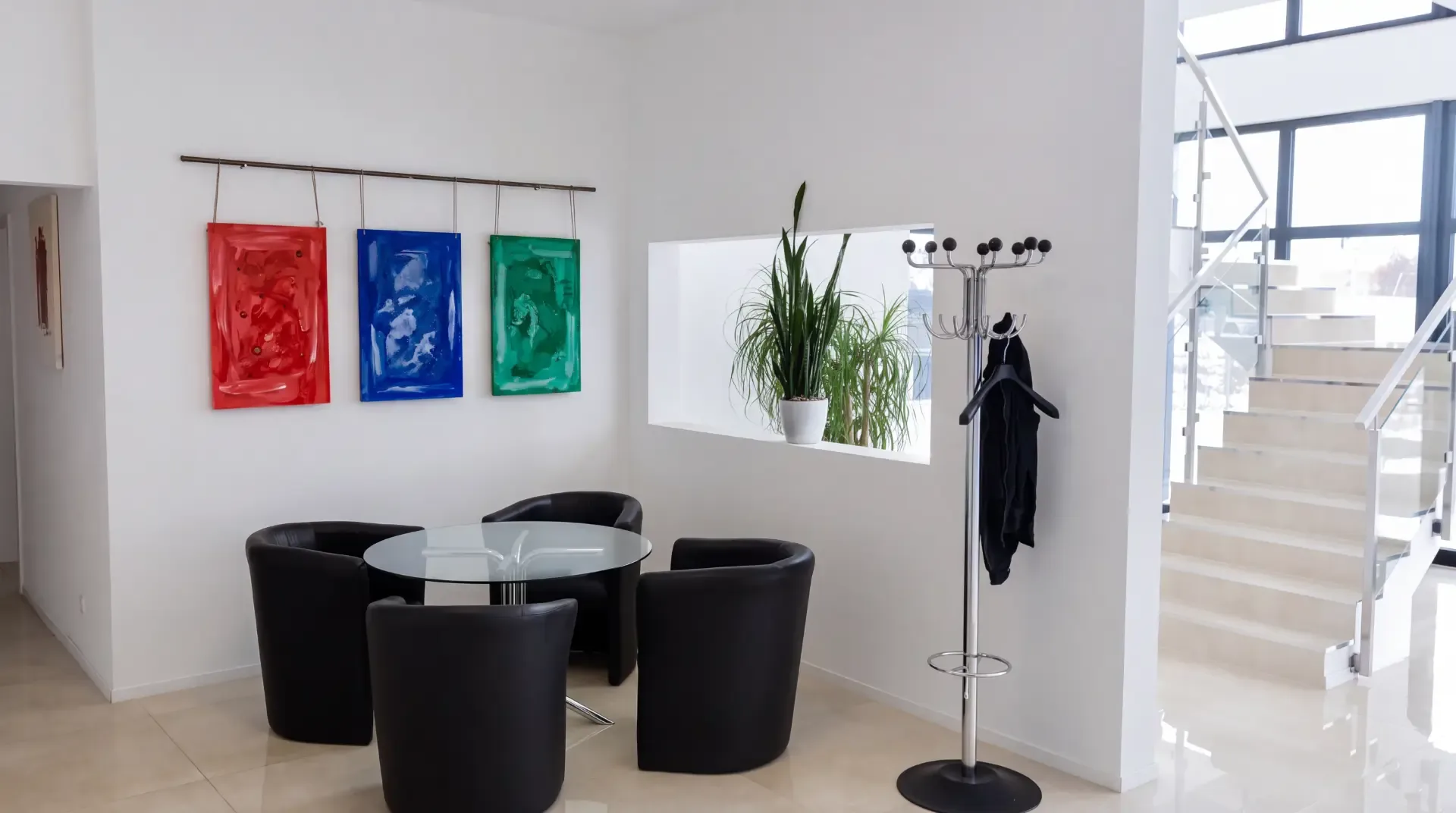 Lounge mit farbigen Wandbildern im Office von EFS (Huf) in Mainz-Hechtsheim