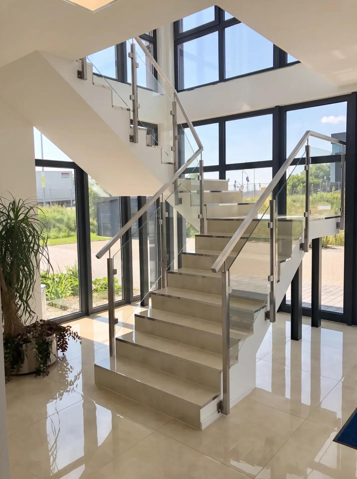 Helles Treppenhaus mit Glasgeländer im Office von EFS (Huf) in Mainz-Hechtsheim
